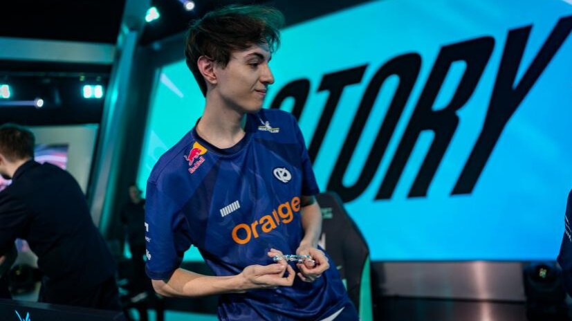 Caliste « Caliste » Henry-Hennebert, joueur et ADC de l'équipe Karmine Corp évoluant en LEC sur le jeu League of Legends de Riot Games.