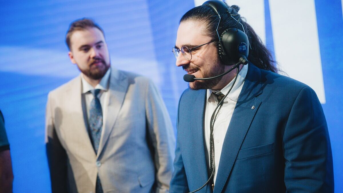 Quentin "Zeph" Viguié, assistant coach de l'équipe Karmine Corp en LEC sur le jeu League of Legends de Riot Games.